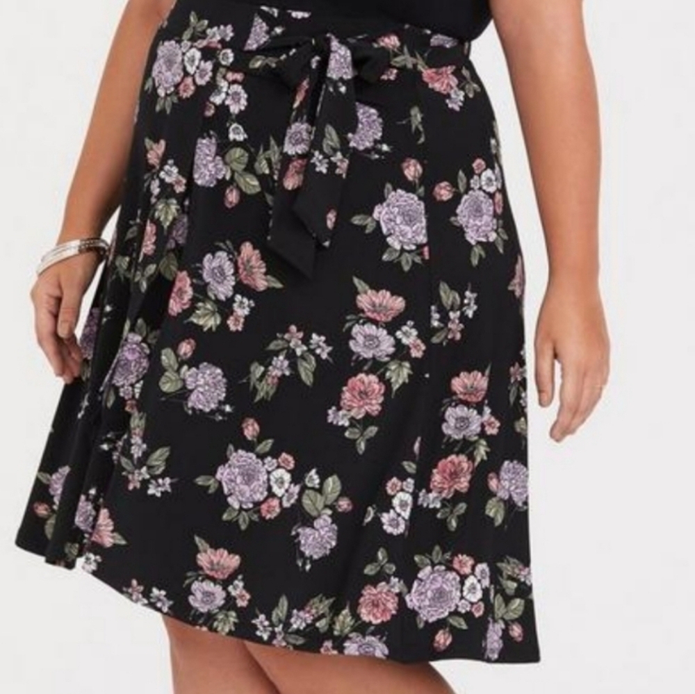 Torrid size 3X Classy Feminine Faux Wrap Floral Skirt Ties At Waist